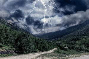 Przeżyj burzę w górach - poradnik dla nieustraszonych turystów